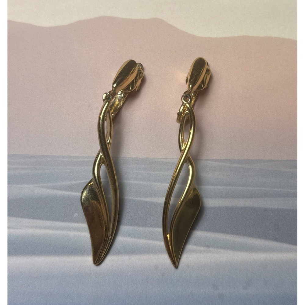 Vintage Trifari Gold Tone Dangle Drop Clip On Earrings Signed‎